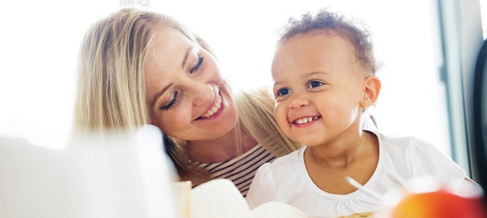 bebês com cérebro e olhos saudáveis 